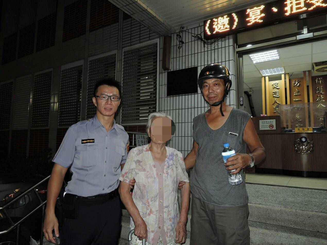 颱風天迷失老婦找不到家 溫馨警護送返家團圓過中秋