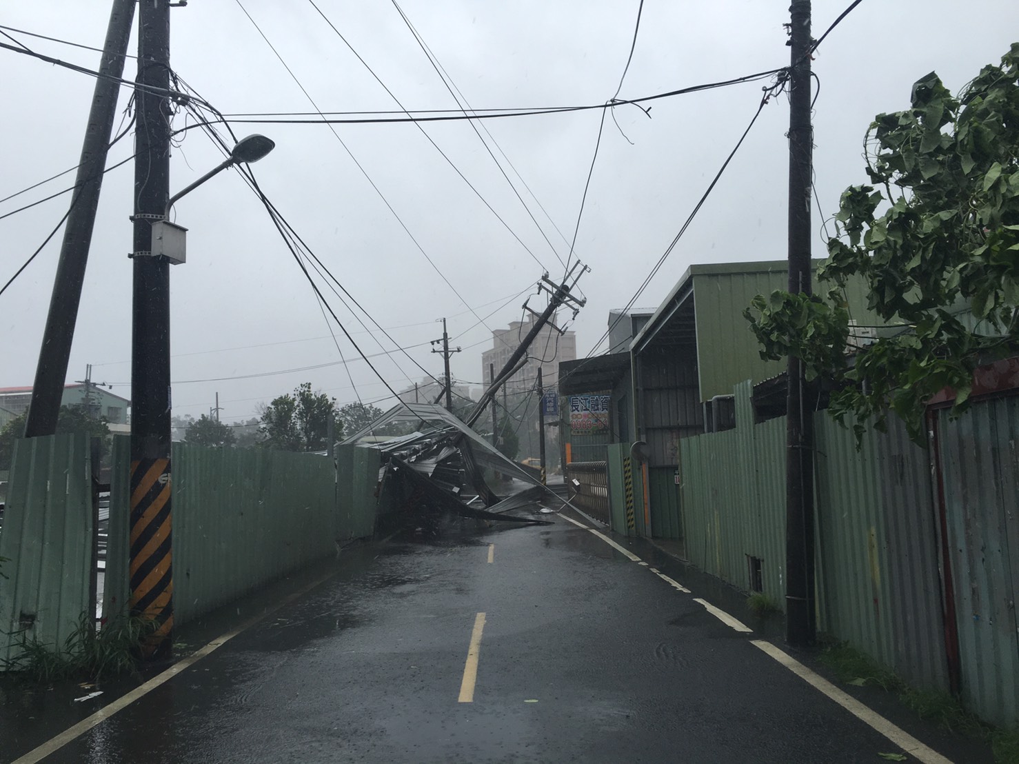 電桿鐵皮不敵強風倒路上 樹林警急封路疏導報修