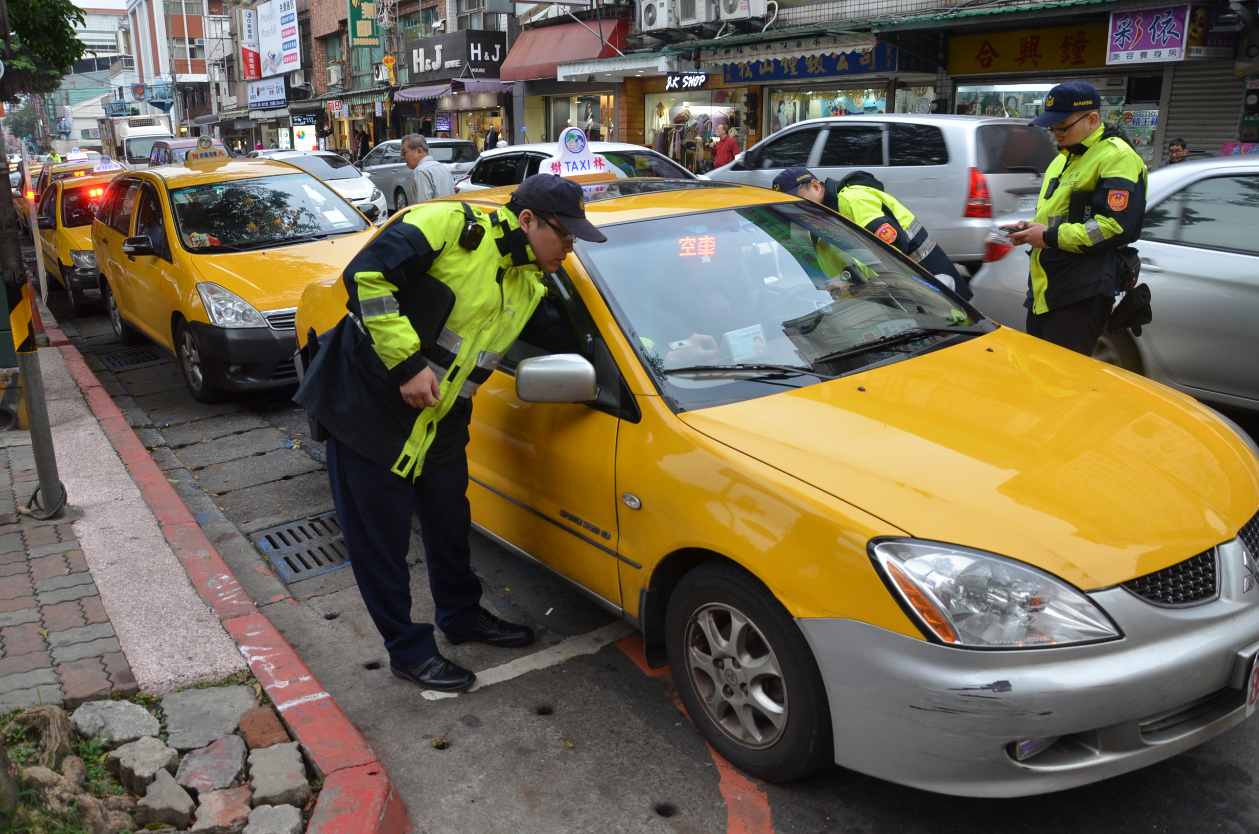 保障民眾乘車安全  樹林警加強稽查非法小黃