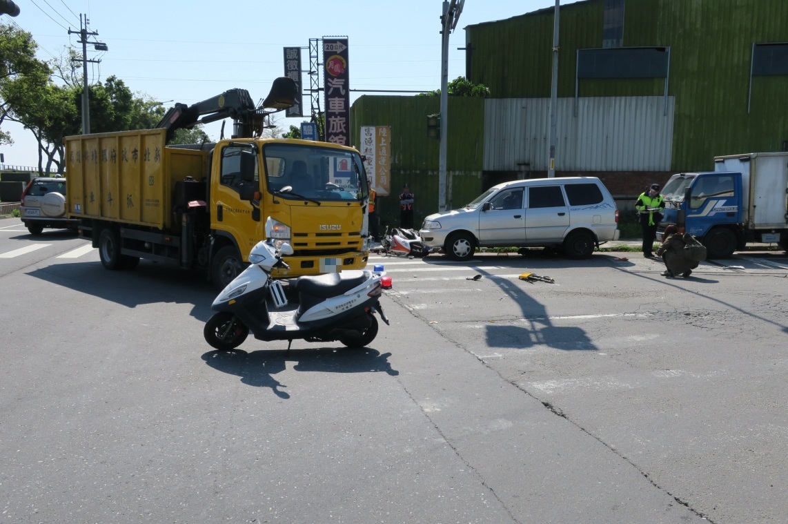 機車與清潔車擦撞騎士不治 樹林警籲路口減速慢行