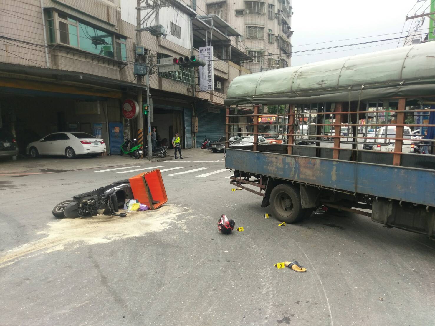 貨車、機車路口疑搶快　機車急煞滑行警民合力救援