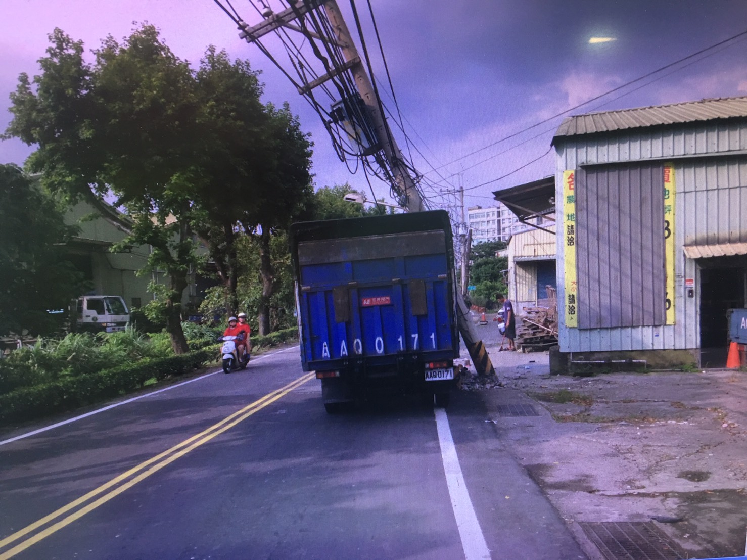 小貨車煞車失靈   自撞電桿幸無傷