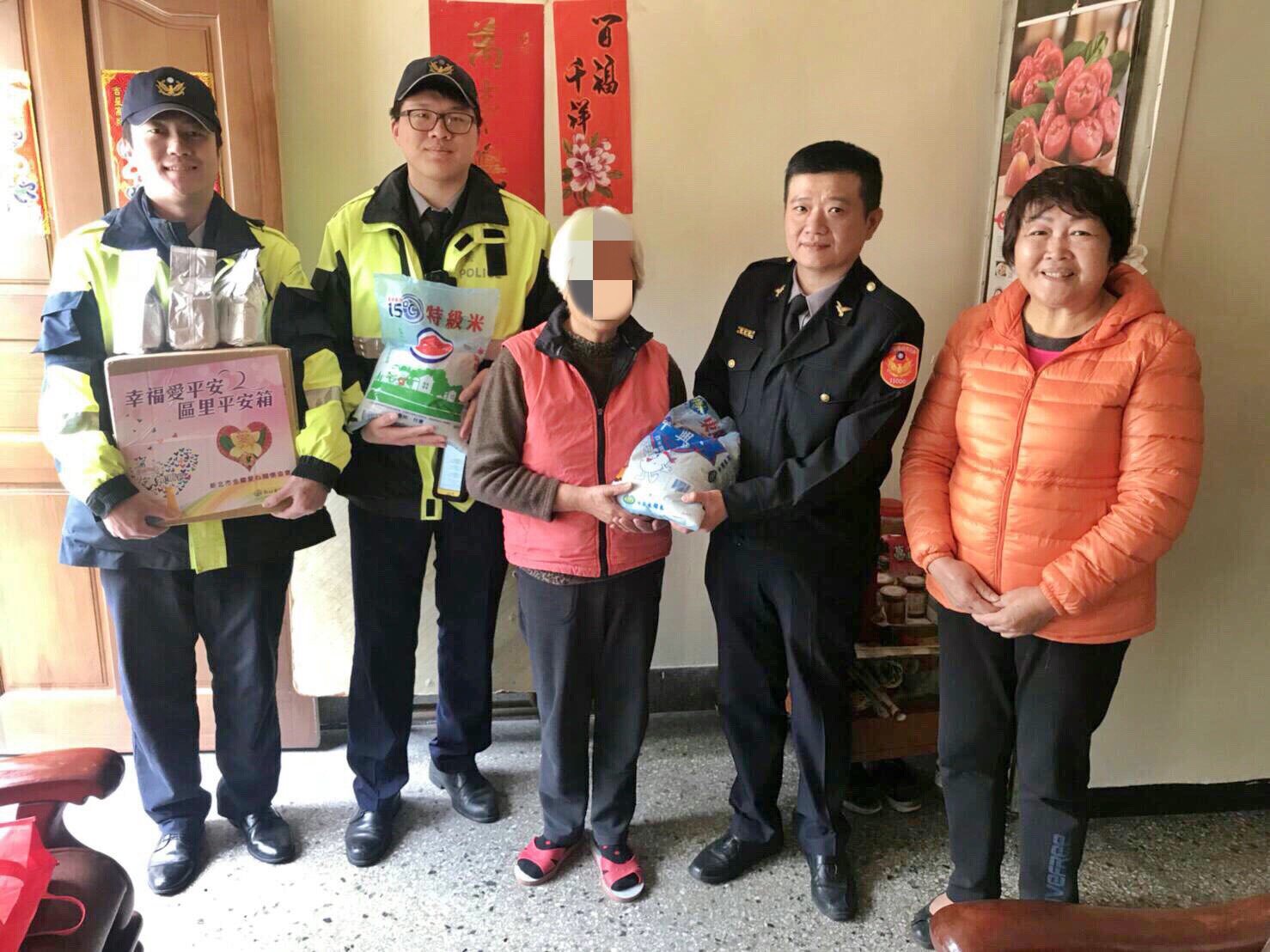 溫馨送暖　樹林警方與里長幫助低收入戶度寒流