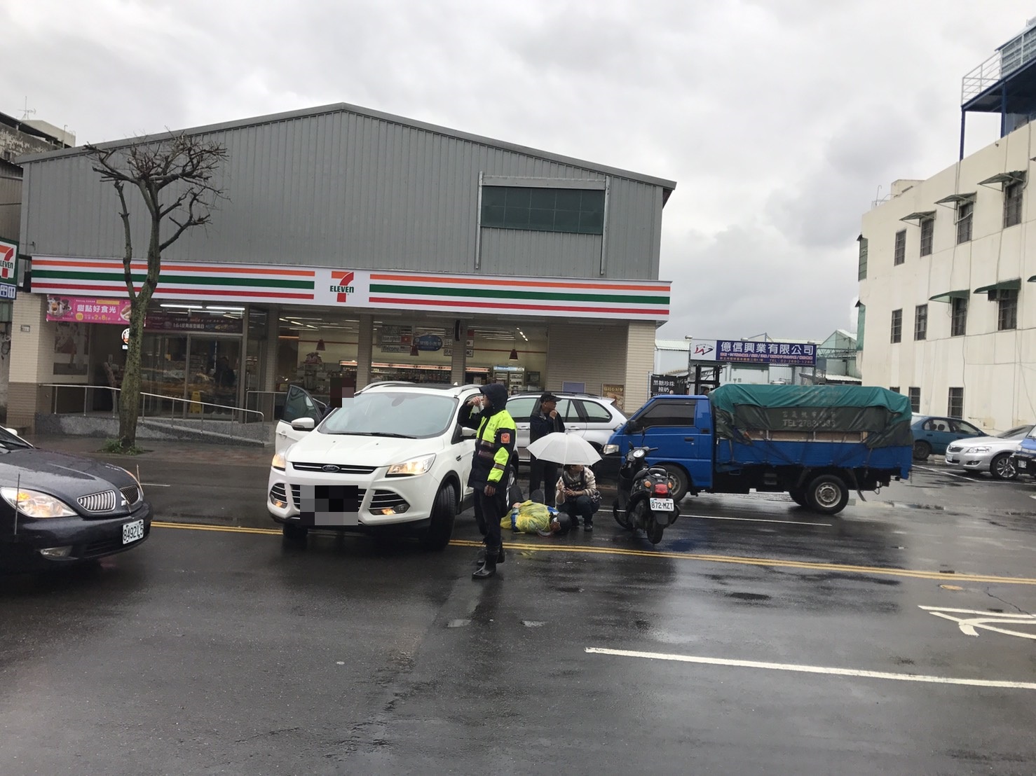 重機騎士碰撞卡車底 警民合力抬車救援