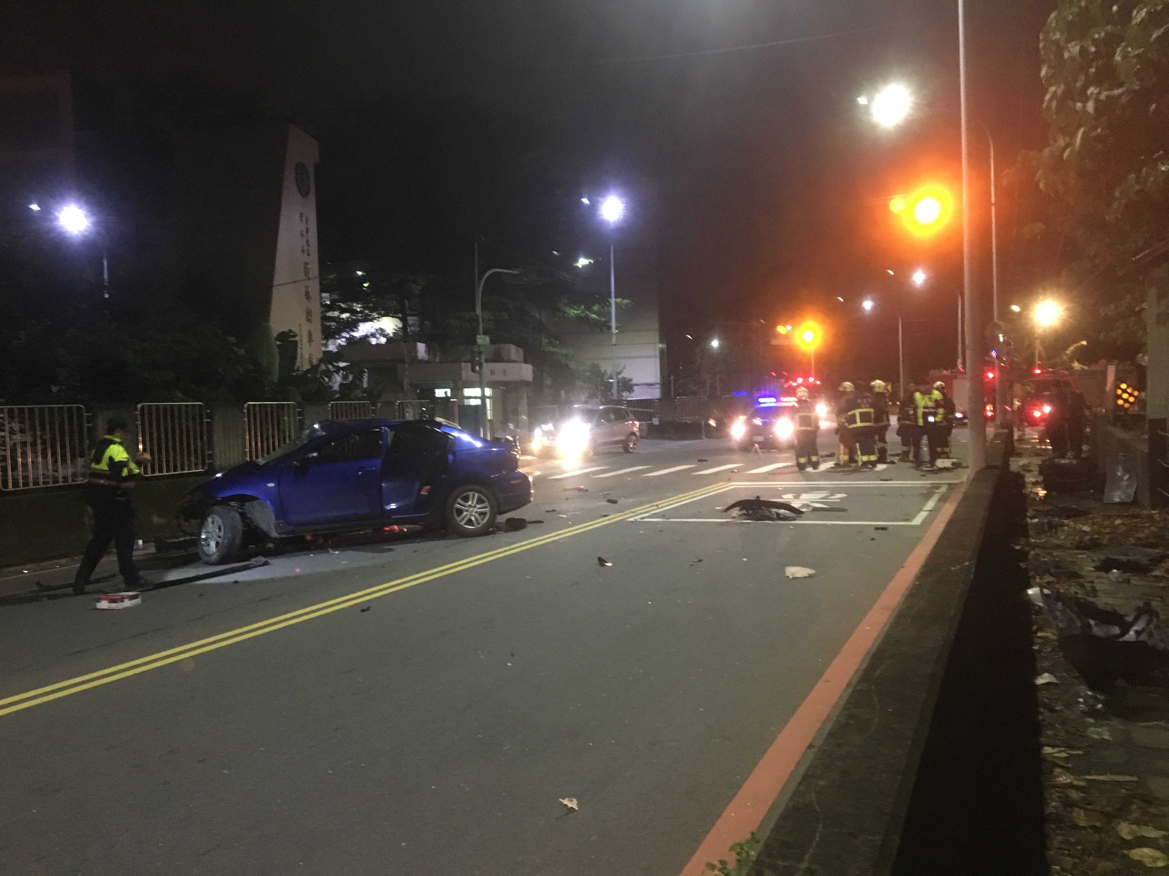 自小客疑車速過快自撞護欄 乘客拋出車外緊急送醫