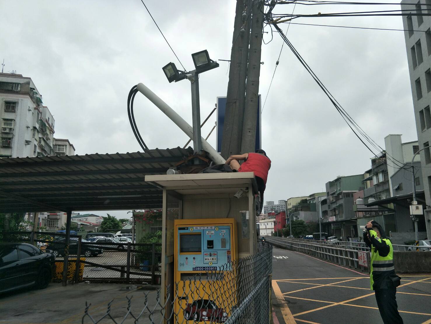 大膽嫌犯爬電線桿鋸電纜 行徑詭異遭警逮