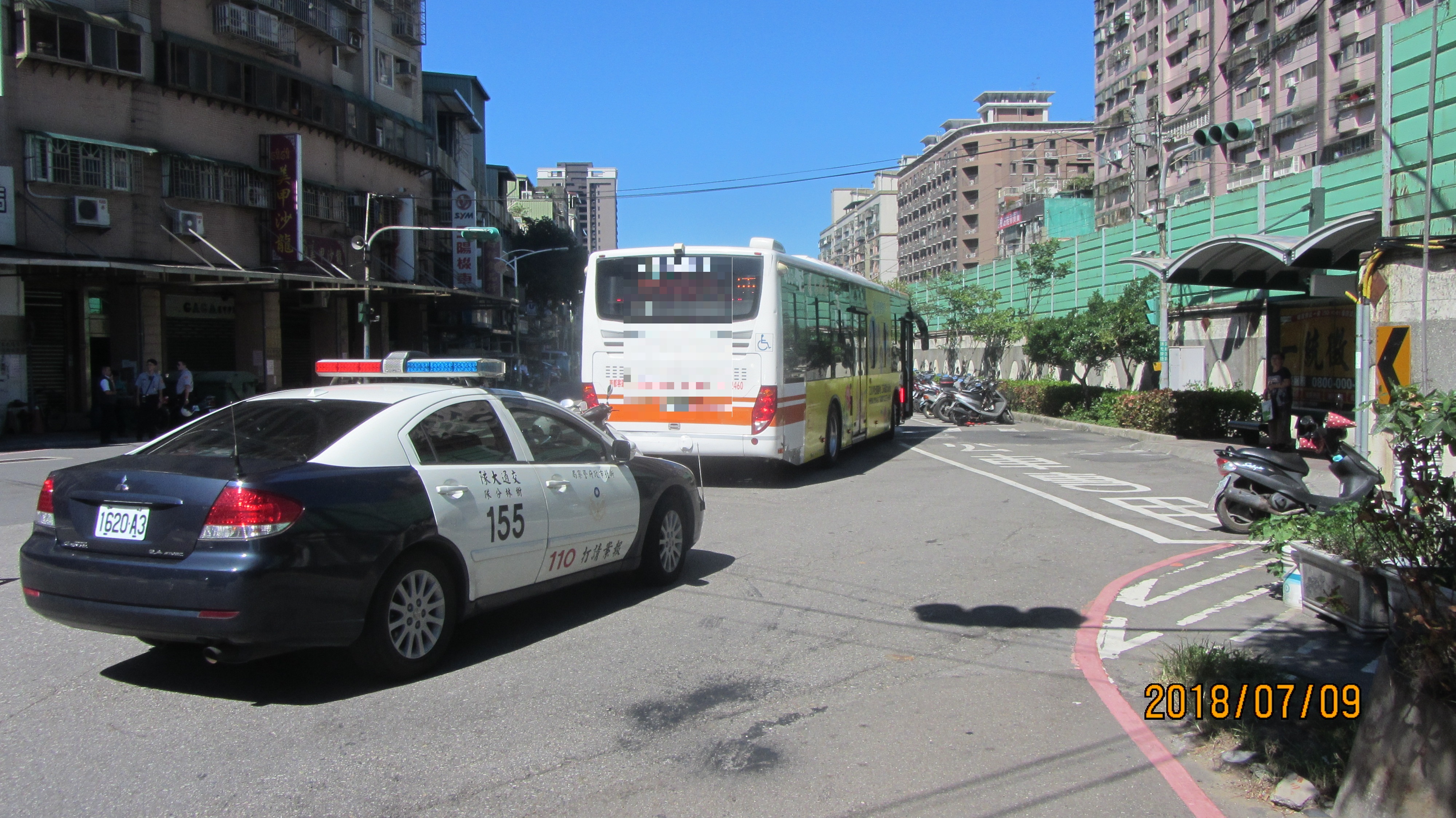 疑逆向視線受阻 騎單車老婦遭公車擦撞昏迷