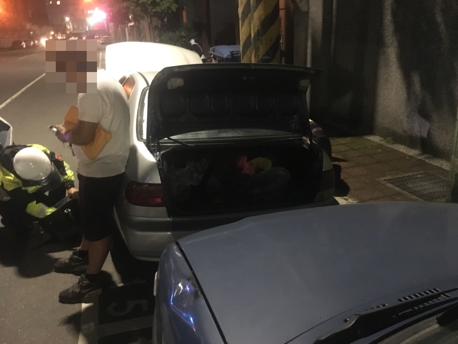 誆稱半夜修車門 毒藏車門旁遭警逮