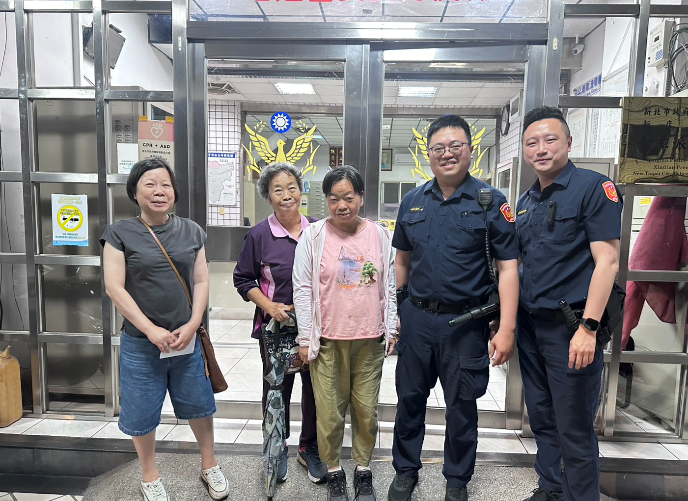 台中失智女子走失4日竟獨自來到新店，警方主動尋獲家屬帶回照護，深表感激!